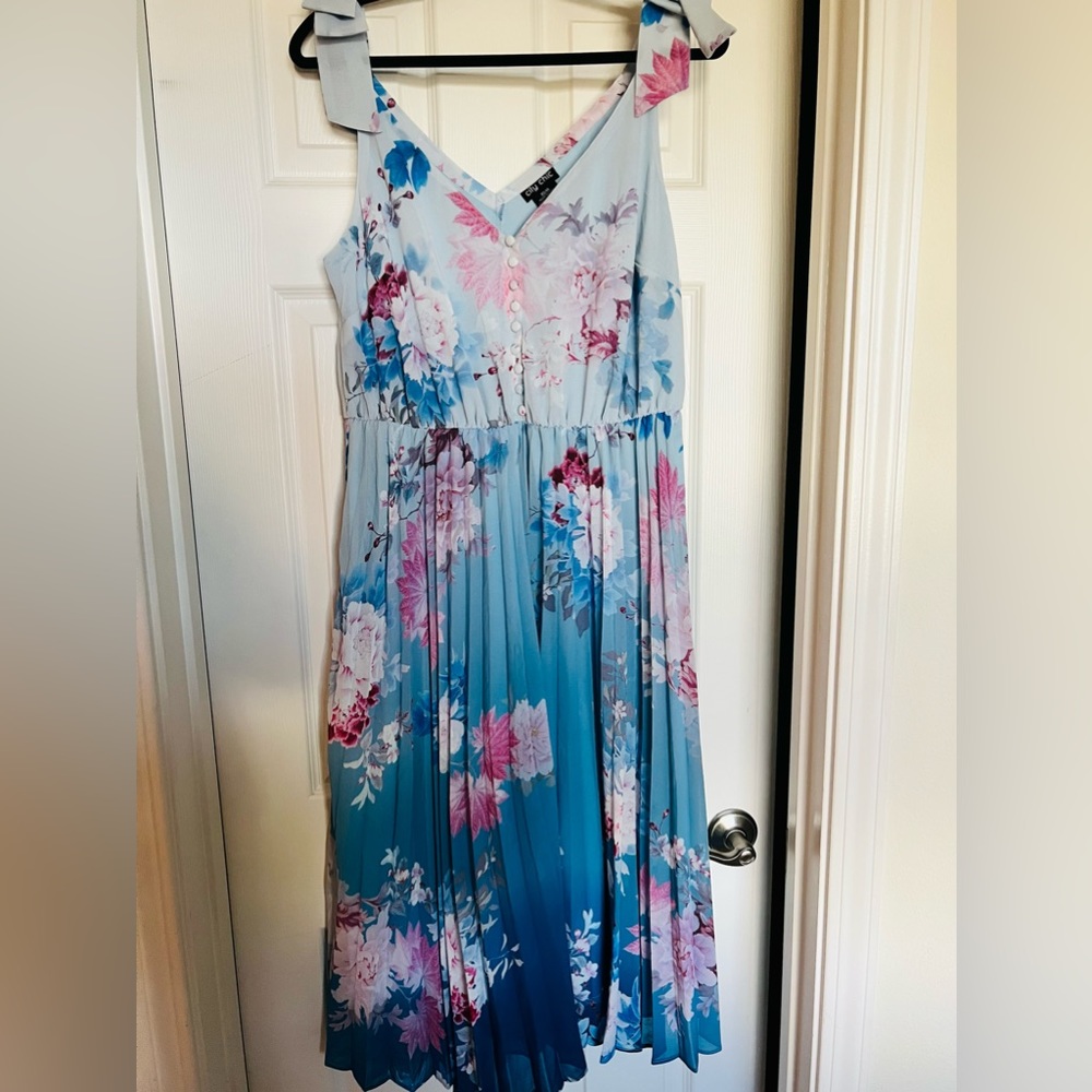 Beautiful pleated dress perfect for spring